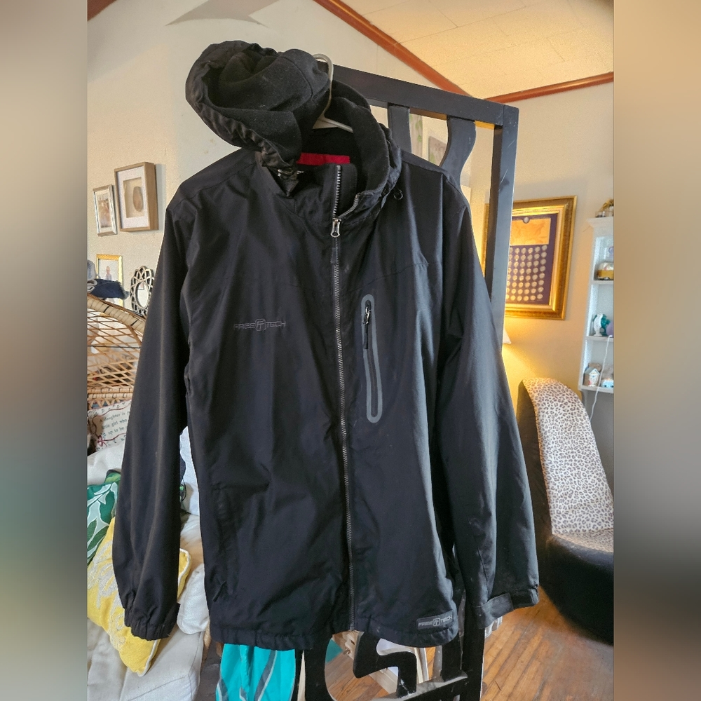 Men's size medium excellent condition Free tech preformence outerwear